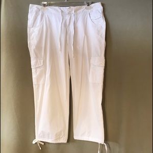 Caribbean Joe & Company White Capri Pockets on sides, Zipper Light and Comfy